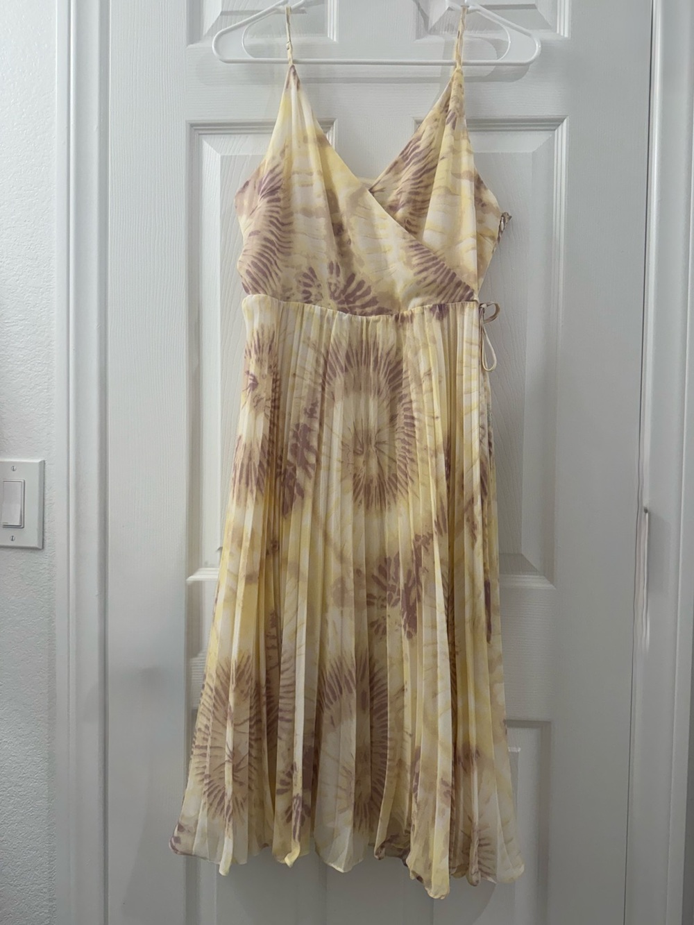 Gilli Yellow and Brown Tie-Dye Pleated Midi Dress